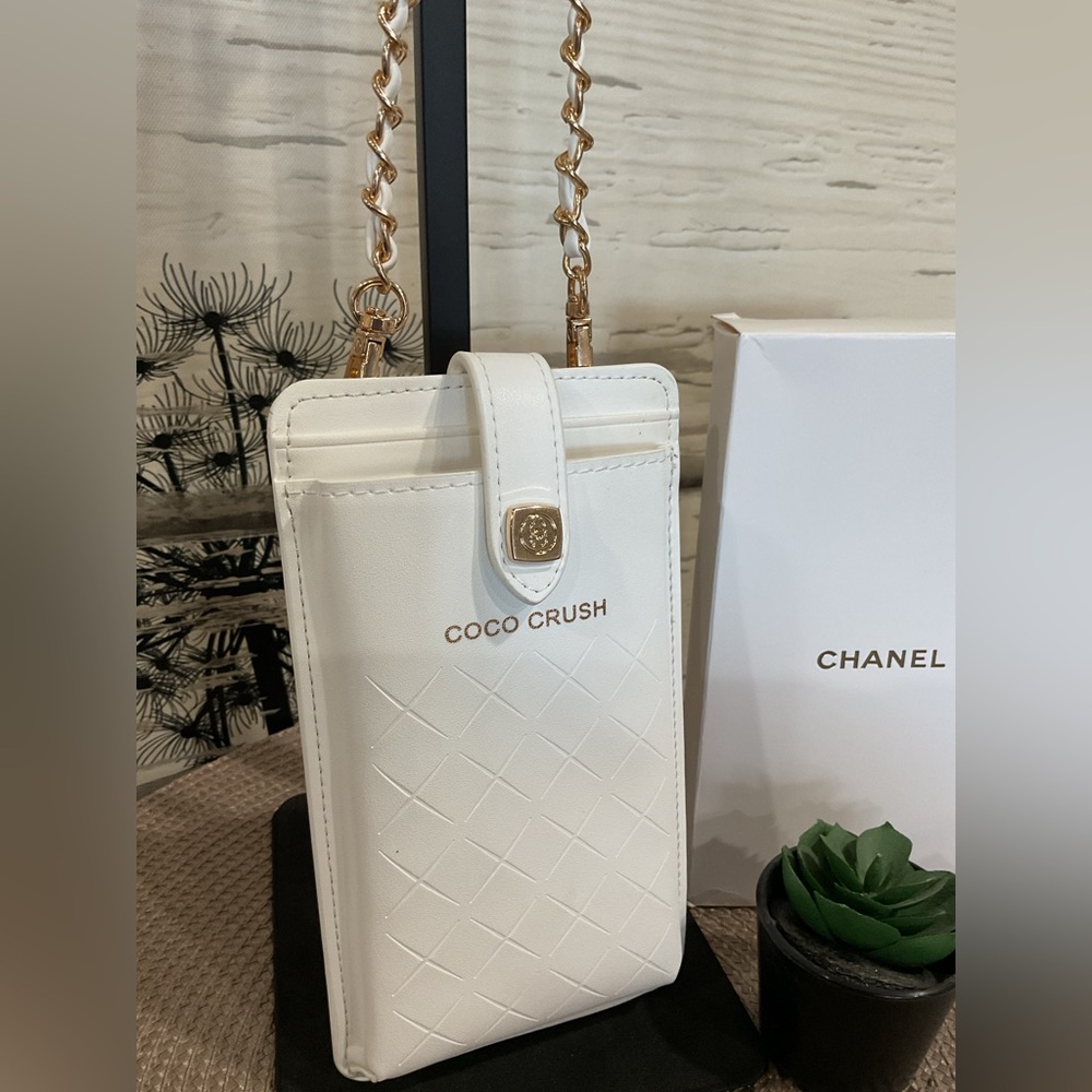 🚨SALE- Coco Crush White Quilted Phone Holder with Chain GWP - Picture 2 of 9